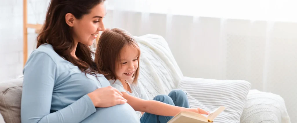 Mujer embarazada y niña