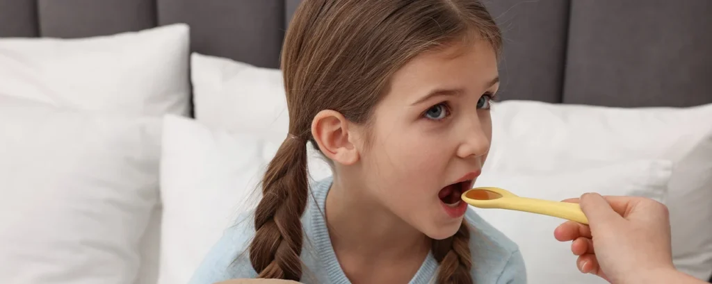Niña tomando jarabe bronquisol