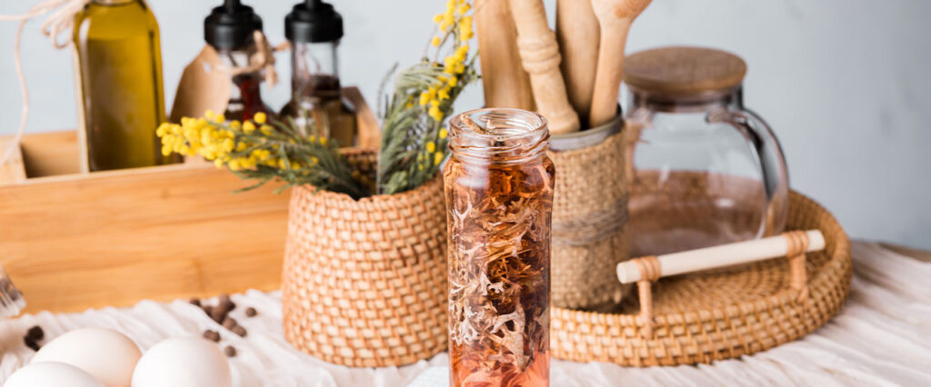 Mezcla de hierbas miel y remedios caseros para la tos.