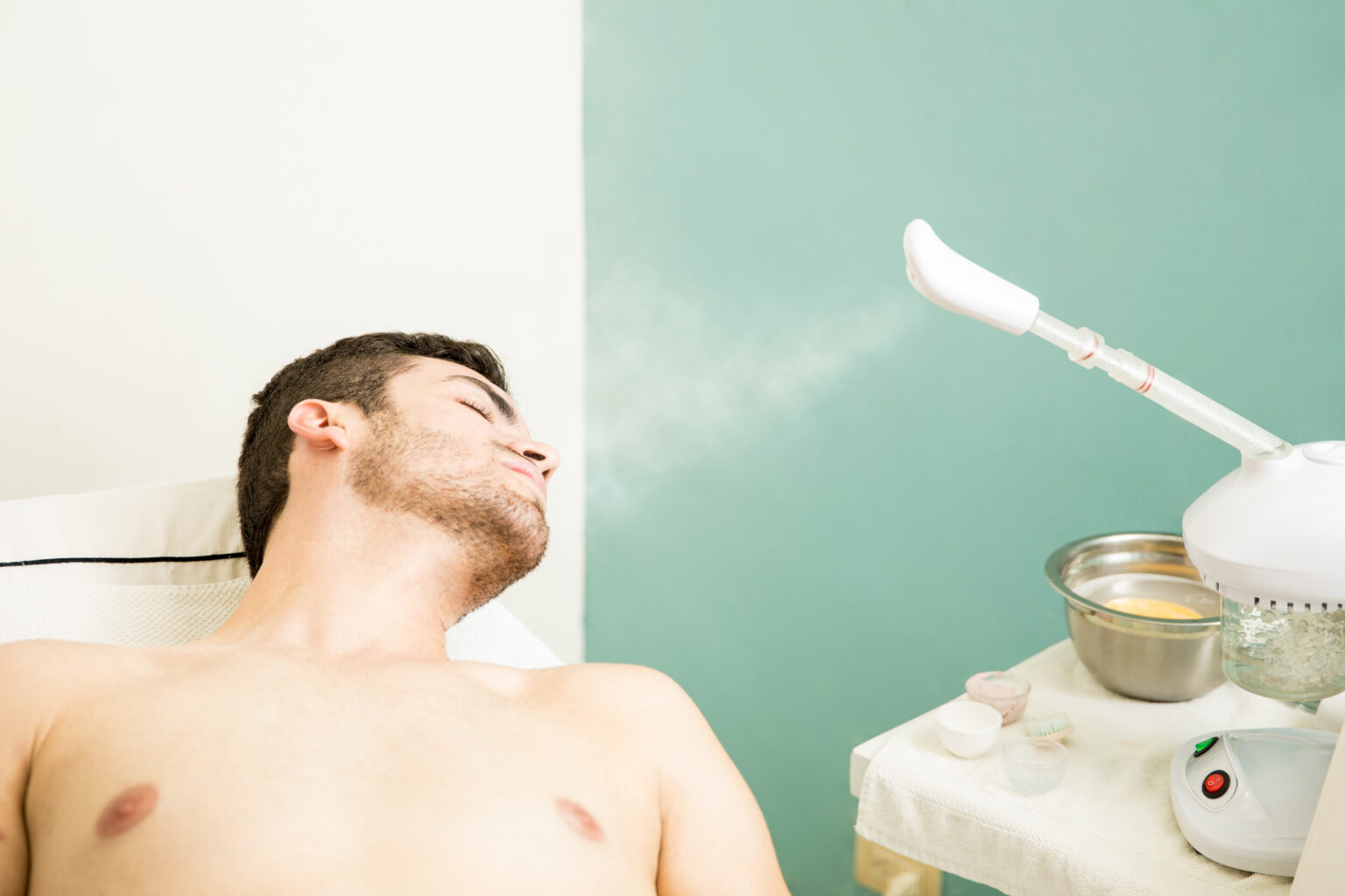 Persona tomando una bebida caliente como parte de los cuidados para aliviar la tos con flema.