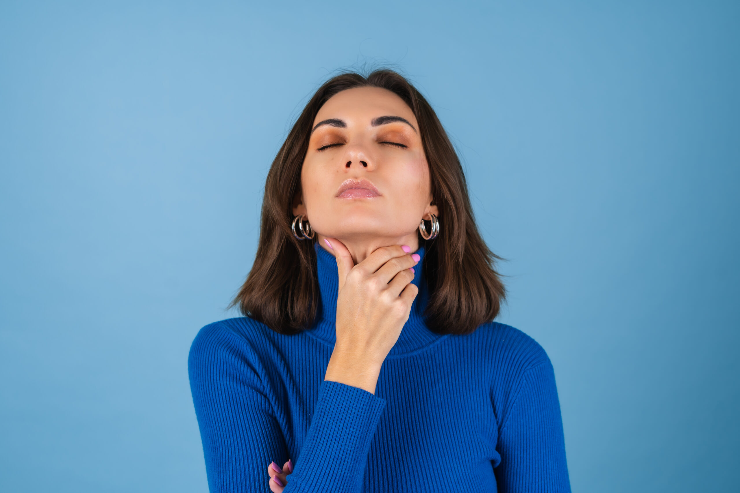 Mujer con molestias e irritación por el dolor de garganta.