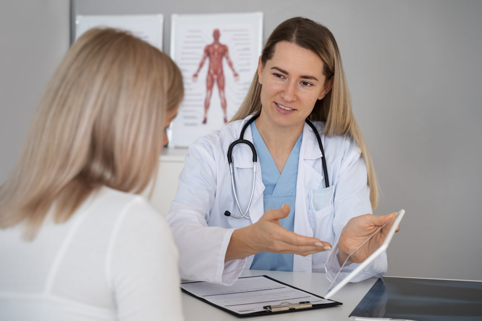 Profesional de la salud orientando a un paciente, en referencia a la importancia de consultar antes de usar un medicamento mucolítico.
