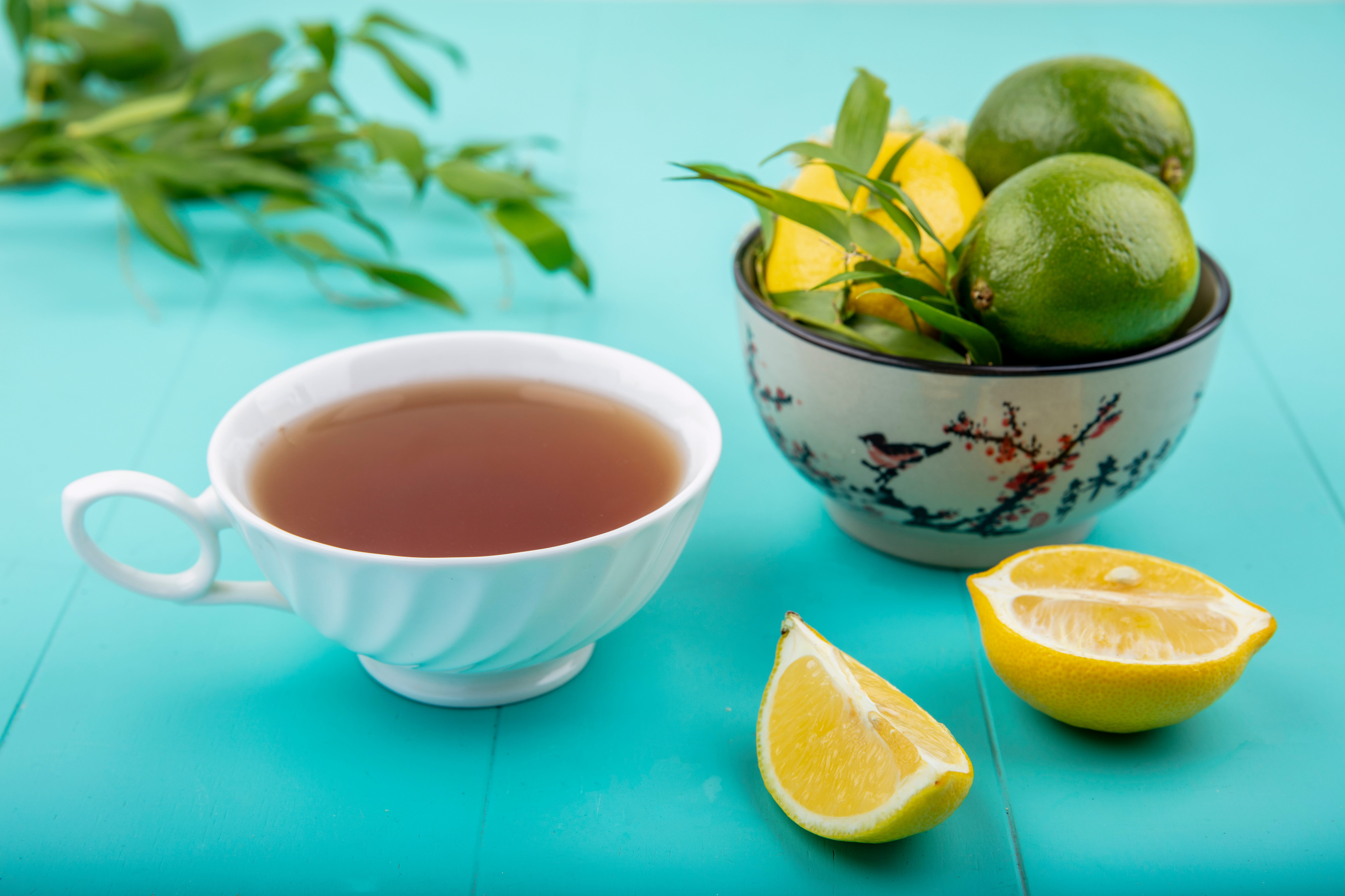 Té de miel y limón, remedio casero habitual para la garganta irritada y la tos seca.