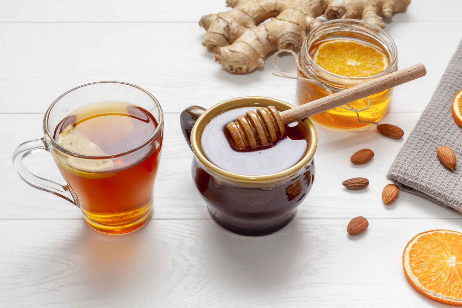 Té de jengibre con limón y miel, una opción natural para aliviar la tos en el embarazo.