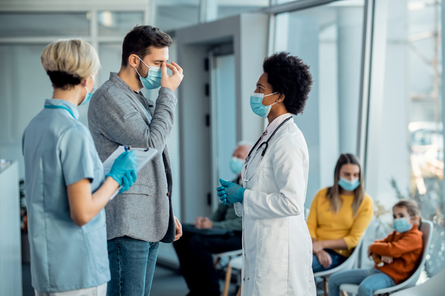 Persona con influenza en una sala de espera en el médico.